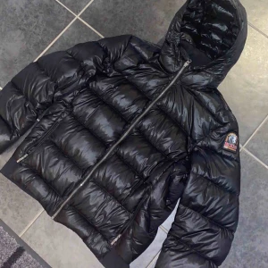  - Jacka från parajumper, passar mig med storlek S/M, bra skick och knappt använd nypris 5500 skriv om ni har frågor eller vill ha fler bilder