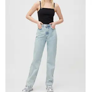 Säljer dessa weekday jeans i modellen Rowe och  i str 27/30. Jag har klippt av dem lite så de går ner lite över anklarna (jag är 172), detta har gjort att jeansen fått en väldigt snygg och cool stil då det fransar sig lite längst ner. Säljs pga de inte längre kommer till användning :( köparen står för frakten om hen inte kan mötas upp