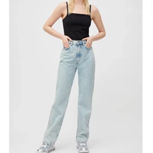Weekday Row jeans - Säljer dessa weekday jeans i modellen Rowe och  i str 27/30. Jag har klippt av dem lite så de går ner lite över anklarna (jag är 172), detta har gjort att jeansen fått en väldigt snygg och cool stil då det fransar sig lite längst ner. Säljs pga de inte längre kommer till användning :( köparen står för frakten om hen inte kan mötas upp