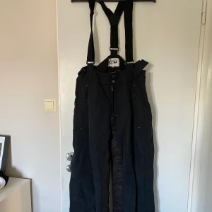 Ridtäckbyxor från CRW  - Ridtäckbyxor från CRW. Storlek M. Aldrig använda.  Läder på insidan. 