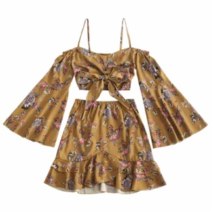 Two piece  - Säljer det här setet då jag inte använder och det blivit för litet för mig. Överdelen är cropped. Endast testad 2 gånger, vid köp och några månader sedan. Storlek S, passar xs också. Frakt tillkommer!