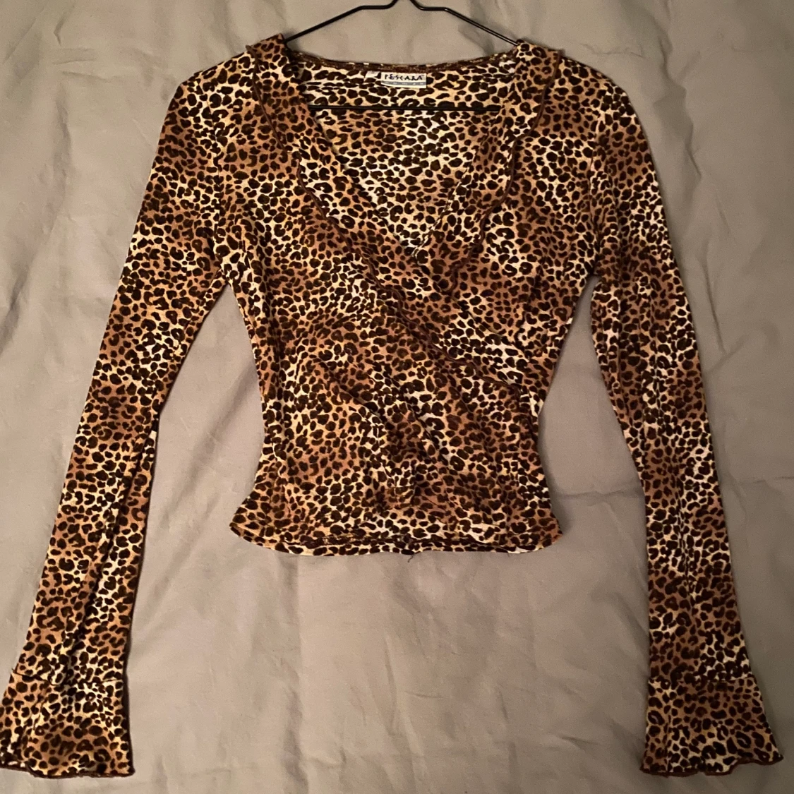 Leopardmönstrad topp urringad