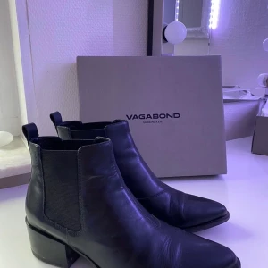 Vagabond boots  - Här är ett par super snygga vagabond boots i storlek 39. Dem är väldigt bra skick och inte använda mycket alls. Dem är även i äkta läder och köpta för 1200kr. Jag säljer dem för 700kr + frakt. 