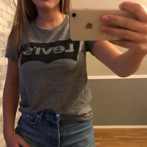 Grå Levi’s T-shirt  - Säljer denna då jag haft den länge utan att den kommit till användning. Det är ett väldigt skönt material. 🤩