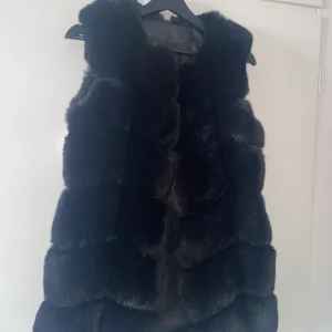 Pälsväst - Väst med fuskpäls från garoff, pälsen är som ny, hål i ena fickan men går att sy 💕💕 har M i kläder och den passar fortfarande