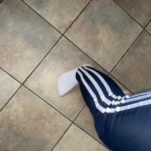 Adidas träningstights - Säljer pga de är för små! Stretchiga och sköna för träning. Säljer de billigt då jag inte vet ifall dom är äkta. Köparen står för frakt! Ifall flera vill ha så får man buda😊