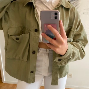 Höst jacka🤩 - Grön overzised jacka som tyvärr inte kommer till användning (inprincip ny) 💕 Super fin som man kan ha till mycket plagg💕Vid frågor eller intresse hör gärna av dig till mig 🤪
