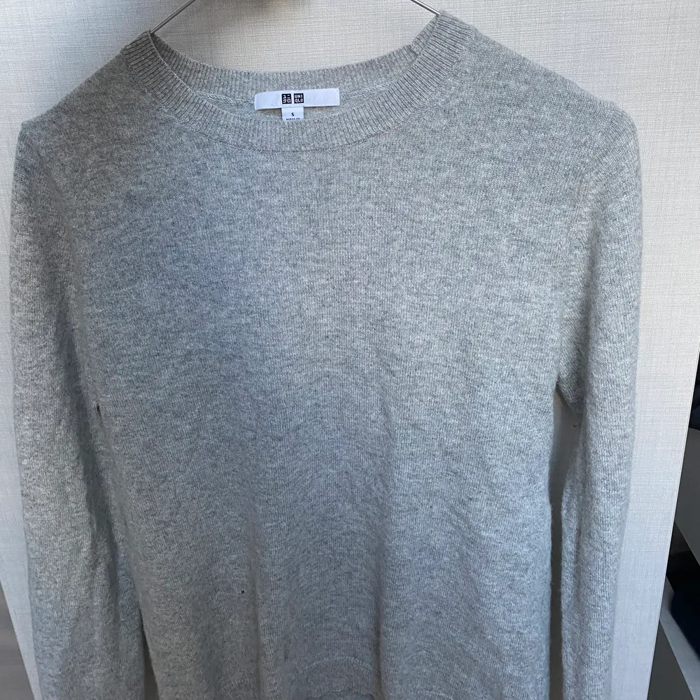 Säljer denna fina grå chasmere tröja från uniqlo den är i nyskick bortom ett litet hål som syns på tredje bilden, man ser det dock knappt men där av det lägre priset. Det är 100% chasmere😍❤️❤️ Nypris va 1000kr. Tröjor & Koftor.