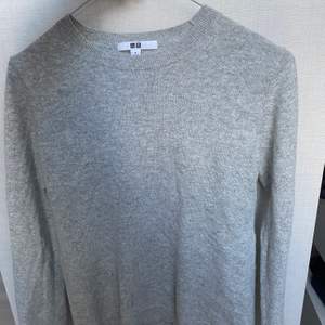 Säljer denna fina grå chasmere tröja från uniqlo den är i nyskick bortom ett litet hål som syns på tredje bilden, man ser det dock knappt men där av det lägre priset. Det är 100% chasmere😍❤️❤️ Nypris va 1000kr