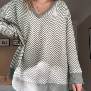 Oversized stickad tröja från House of Dagmar - Den är mer grön i verkligheten, typ en mintgrön skulle jag säga! Väldigt skön på vintern med en t-shirt under! Köparen står för frakt :)