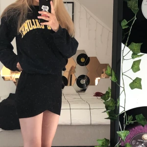 Svart kjol - Svart kjol med slits💕 Aldrig använd. Möts gärna upp i Stockholm eller så står köparen för frakten (59kr) 💕