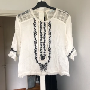 Topp från Urban Outfitters  - Topp från Urban Outfitters, storlek S. Knappt använd och superfin på! Köparen står för ev fraktkostnad 🧡