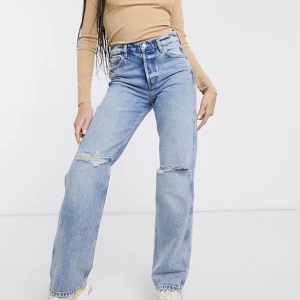 Populära &otherstories jeans med hål - Snyggaste byxorna från &otherstories men är tyvärr för små för mig därför tvingas jag sälja dessa. Skriv för fler bilder på byxorna!!🥰