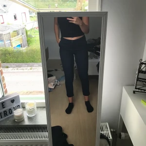 Super fina kostymbyxor - Jätte fina marinblå kostymbyxor. Knappt använda. Säljer pga har blivit för små. Priset kan diskuteras. Köparen står för frakten. Kan mötas upp i Lund.