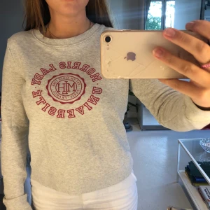 Morris sweatshirt  - Säljer denna tröja pågrund av att den är en aning för liten för mig. Bra skick använd fåtal gånger, ej sliten. Köpt för 600kr. Den är stor i storleken skulle säga att den passar S-M. Står inte för frakt 💕