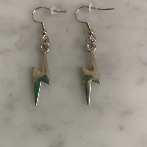 Homemade - De populära bilxtörhängerna. Väldigt efterfrågade så passa på med detta super pris! Kostar 15 + 10 i frakt 💕