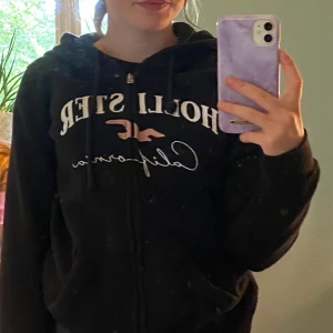 zip hoodie från hollister - Jätte fin zip upp hoodie, men har inte kommit till användning då jag har andra lika dana💞 buda i kommentarerna om du är intresserad, priset kan diskuteras. Frakt 44kr💞💞 den är i strl XS men funkat även som S!