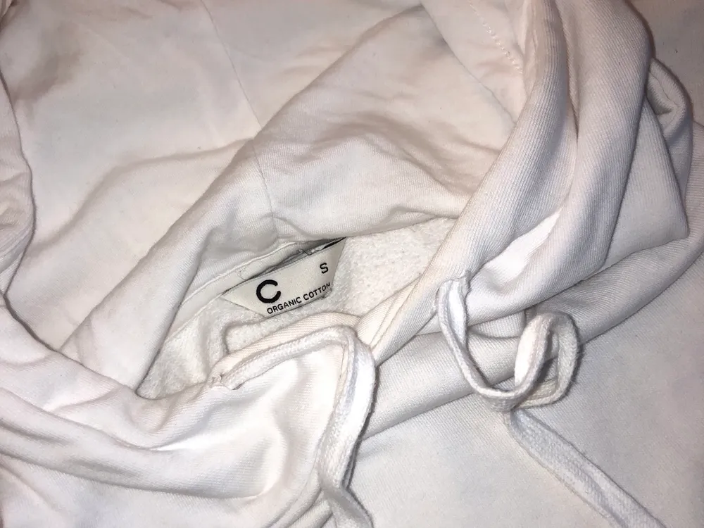 Säljer min vita hoodie från Cubus som knappt är använd. Den är i jättefint skick och passar en S/M beroende på hur tajt man vill att den ska sitta. Köparen står för frakten. . Hoodies.