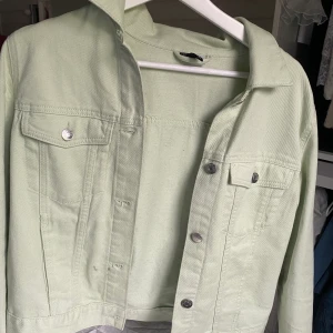 Jeans jacka  - Kommer från H&M, den är ljusgrön men framkommer inte så bra på bild!! 🌙💚 