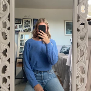 Blå stickad tröja - Säljer denna fina blåa stickade tröjan då jag inte använder den längre. Är i storlek xs men skulle säga att den även passar en s! 💗 Frakten ingår i priset!