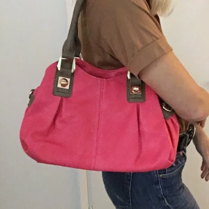 Väska - As cool skrikrosa vintageväska, köpt på humana. Möts upp i Stockholm eller fraktar mot fraktkostnad🐟💕💗💞🦋🐟🦄