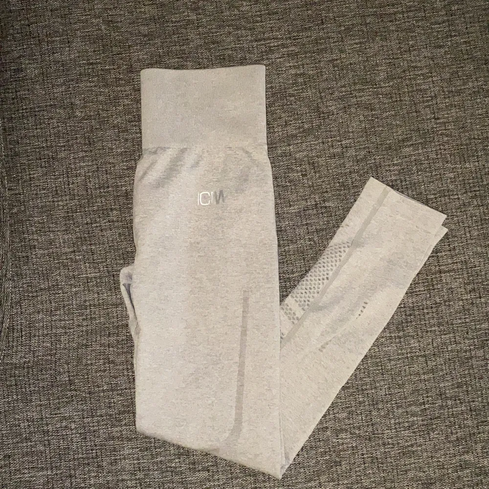 Ett par Gråa tights från ICIW som är i storlek S. Väldigt bra skick då jag bara använt den 2 gånger.  + frakt 30 kr. Övrigt.