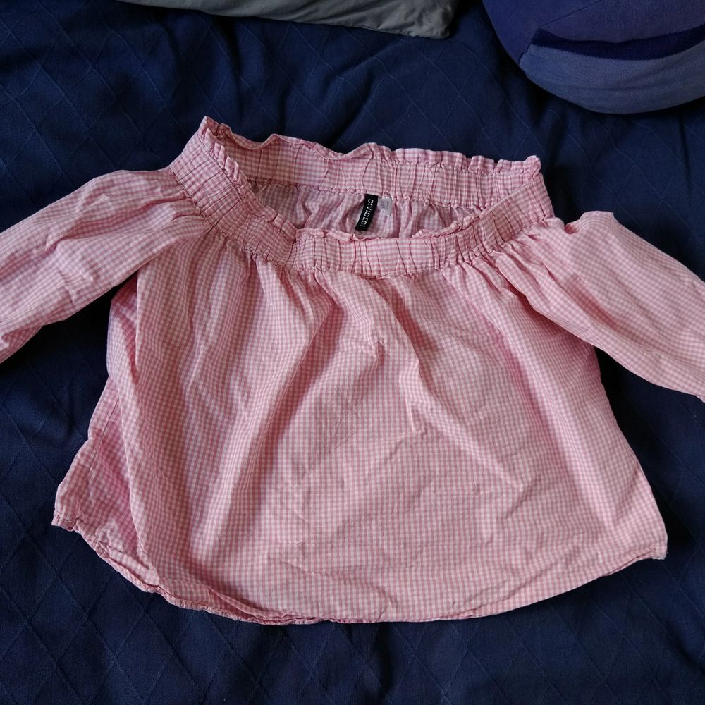 -Size 42 -height 170/96A -clean and in good condition -girly pink check -easy to match pick up or by post. Buyer will pay the cost of post. pick up place : universitad station / techniska hogskolan station / Danderyd Sjukhus station / Vaxholm centrum / any stop of bus 670. Blusar.