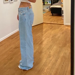 Wide leg jeans  - Ett par SUPER snygga wide legs jeans från junkyard. Dock alldeles för stor för mig :( funkar även som lågmidjade 😝