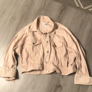 Oversized Zara jean jacket änvänt ett par gånger  - Passar lite oversized. Köparen står för frakten!!!
