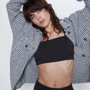 Zara jacka - Säljer min superfina jacka från Zara då den ej kommer till användning. Storlek S men oversized! Köpt för 600kr💜 Frakt tillkommer