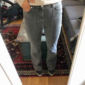 Säljer dessa super snygga flair jeans från NA-KD (AFJ kollektionen), köparen står för frakten💖