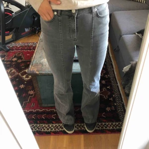  - Säljer dessa super snygga flair jeans från NA-KD (AFJ kollektionen), köparen står för frakten💖