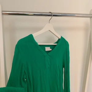 Grön blus - Säljs då jag har för mycket blusar hehe... Jättefint skick och sitter som en smäck! 🍒