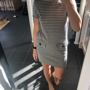 Fin mönstrad vardagsklänning från Zara stl S - Fin vardagsklänning. Fint mönster med fina detaljer. Stl S men mer som XS, så lite mindre i modellen och ganska tajt men lite rakare i modellen,väldigt snygg.