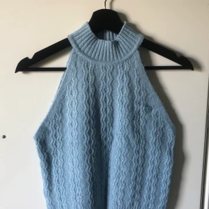 Halter neck Mango  - Skit snygg och skön tröja, säljer då jag ej gillar mig i blått 🥰 Använd 1 gång och köpt för bara någon månad sen! Super skick!
