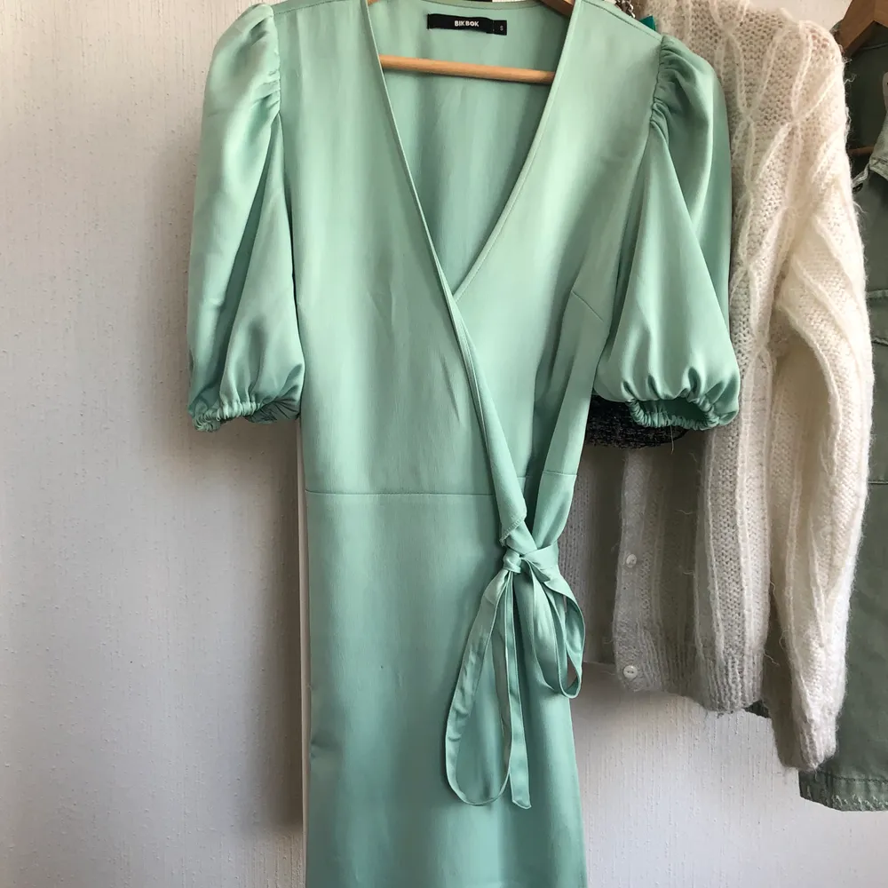 Jättefin grön klänning från BikBok köpt för 400! Använd 2 gånger och säljer för att den inte kommer att användas mer än så! Möts upp i Malmö annars fraktar jag💖Köparen står för frakt, vid stort intresse blir det budgivning🌸. Klänningar.