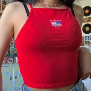 Röd topp - väldigt fint topp i strl xs! köparen står för frakten 22kr🤍
