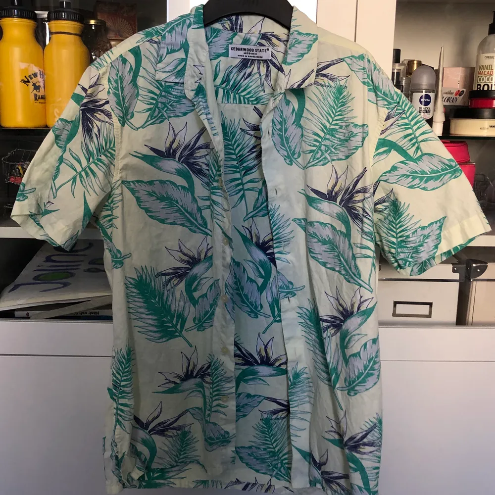 Världens härligaste hawaiiskjorta köpt i London! Sitter lite oversized på mig som är S/M så den passar mer XS-M beroende på hur man vill ha den, bara använd fåtal gånger så nästan som ny🌸🧚. Skjortor.