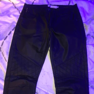 Skinn byxor - Skinn byxor med mönster 