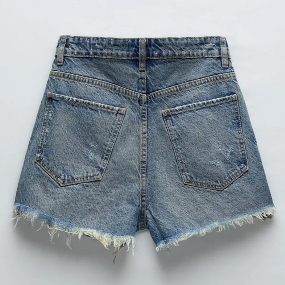 Säljer dessa jeansshorts med revor och slitningar från Zara i stl 40. Helt oanvända, lappen sitter kvar! Köparen står för frakt.. Shorts.