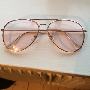 Solglasögon - •Solglasögon som jag använt Ca,5 ggr. Linsen är svagt rosa. Du står för frakten💵✨