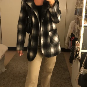 Rutig jacka  - Supermysig rutig jacka/kappa köpt second hand. Storlek 14 men sitter fint oversized på mig med storlek S. Fint skick! Frakt tillkommer