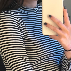 Randig långärmad tröja - Den här randiga tröjan är använd fåtal gånger och sitter supersnyggt!! Storlek S, köpt på bershka. Frakt 22kr (totalt 82kr) 🤍