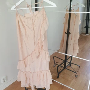 Klänning - Rosa klänning g med volanger 