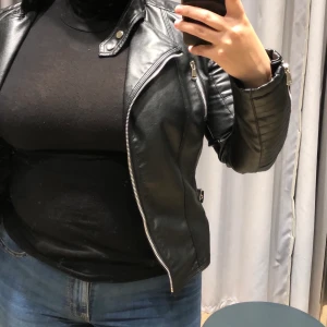 Skinnjacka - Skinnjacka jag köpte för några år sen, bra kvalite, passar bra till nästan allt. Passar mer M än L. Kan mötas upp i Göteborg.