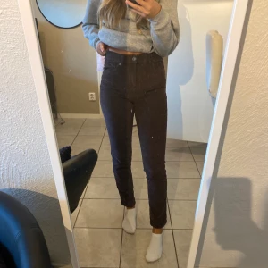 Bruna manchesterbyxor - Väldigt sköna och snygga byxor! Byxorna kommer från Kappahl. Frakten igår inte