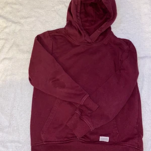 Snygg hoodie stl 130 - Snygg vinröd hoodie. Har en fläck som syns på ärmen, syns dock inte irl. Bilden är tagen med flash, därav syns fläcken mer.