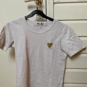 T-Shirt Comme des Garçons  - 🤍 t-shirt från comme des garçons köpt från plick för 300. knappt använd och inga skador på plagget. storlek XS-S. 🤍