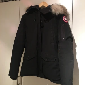 Canada goose montebello  - Storlek M, använt skick. Skickar mer bilder vid intresse de är bara att skriva till mig.