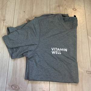 Träningst-shirt i stolen M med tryck från vitamin Well. Tyget är 88%polyester och 12%spandex, väldigt bekväm att träna i. Fraktas för 44kr